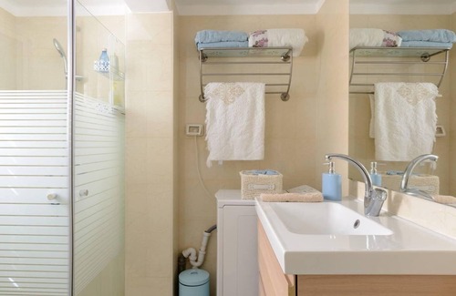Netanya Apartment | Comfortable Rooms with Balcony in Netanya's Heart