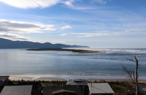 Happy Camp Hideaway Apartment | Scenic Netarts Bay Hotel with Ocean Views & Pet-Friendly Amenities