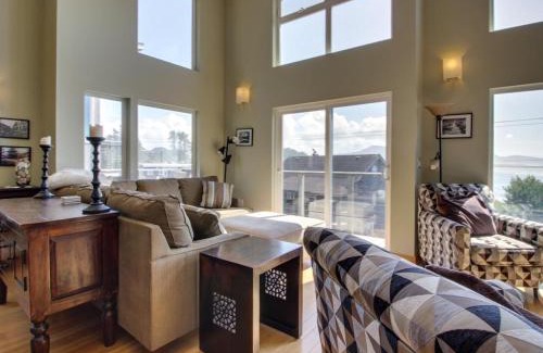Happy Camp Hideaway Apartment | Scenic Netarts Bay Hotel with Ocean Views & Pet-Friendly Amenities