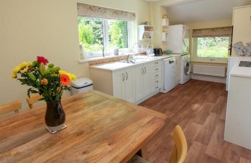 Bakewell House | Netherwood: Exceptional 4-Star Stay with Family & Pet Amenities