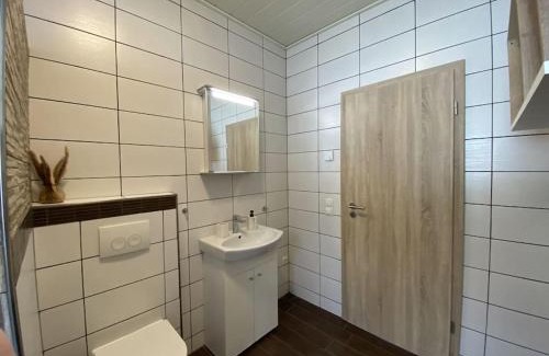 Sogel Apartment | Modern Apartment near Castle with Parking and Netflix