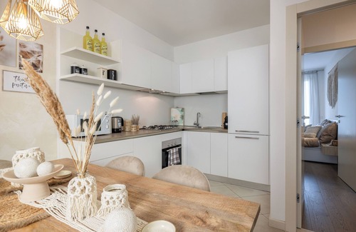 Cavaion Veronese Apartment | Modern Apartment with Pool, Gym & Sauna near Bardolino