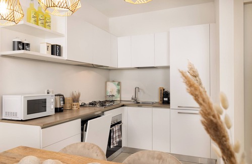 Cavaion Veronese Apartment | Modern Apartment with Pool, Gym & Sauna near Bardolino