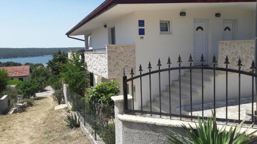 Gornji Karin Apartment | Newly Built Apartment with Spacious Balcony for Families