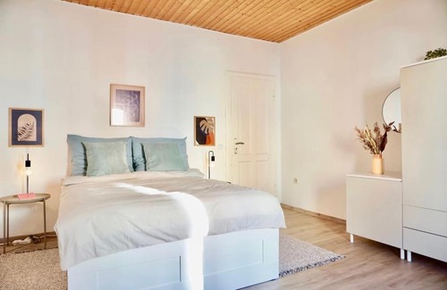 Pellenz Apartment | Modern Central Apartment with Netflix for 4 Guests