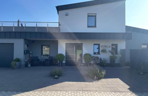 Ulmen Apartment | Seeblick Retreat: Oceanfront with NETFLIX & e-TÜR Access