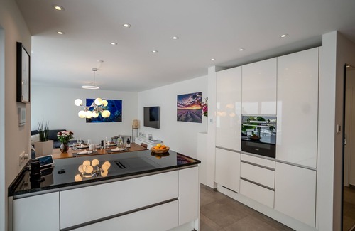 Leverkusen Apartment | Modern Apartment by the Forest, Close to Köln Messe