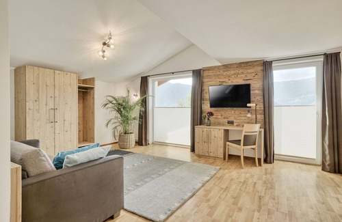 Stanz bei Landeck Apartment | Newly Renovated Apartment with Balcony & Top Amenities