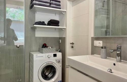 Oldesio Apartment | NEU Suite Perlago: Oceanfront Escape with Whirlpool & Views