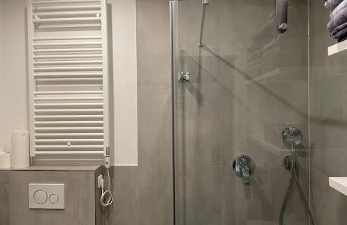 Oldesio Apartment | NEU Suite Perlago: Oceanfront Escape with Whirlpool & Views