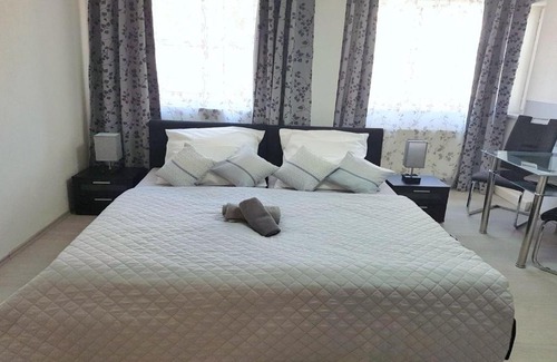 Neuburg Apartment | Neuburg Apartment am Schloss: Family & Pet-Friendly Retreat