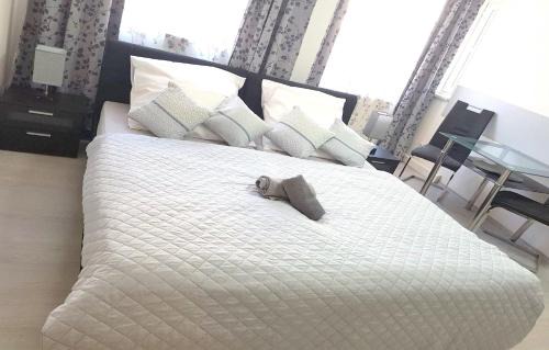 Neuburg Apartment | Neuburg Apartment am Schloss: Family & Pet-Friendly Retreat
