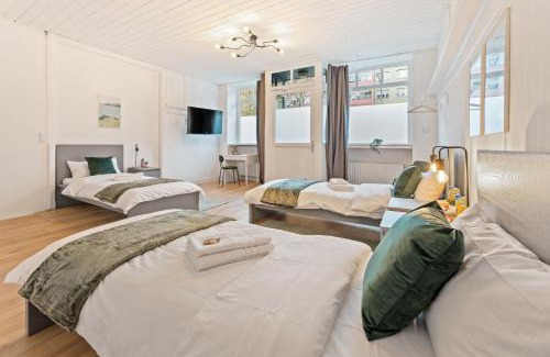 Schoeneberg Apartment | Central Apartment with 10 Beds and Free Wifi for Families