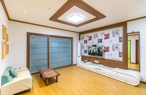 Yeongdeok House | Discover Neulpureun Pension: Family-Friendly with Breakfast