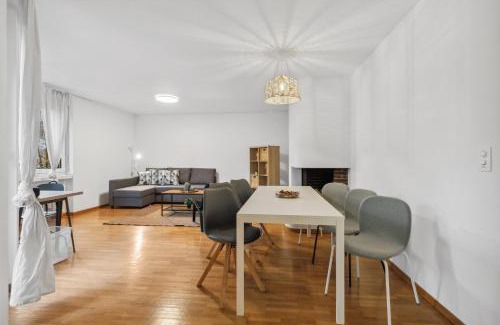 District 8 Apartment | Family-Friendly Comfort at Neumünsterstrasse 26 Hotel