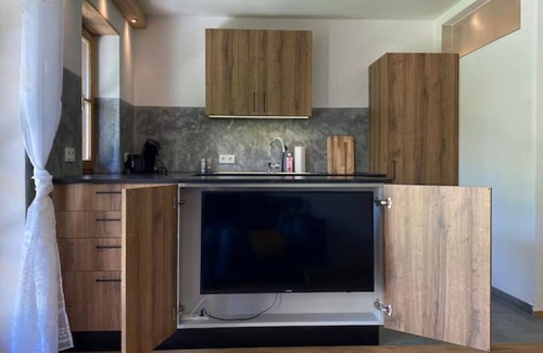 Holzkirchen Apartment | Renovated 60m² Apartment Xaverl Near City & Mountains