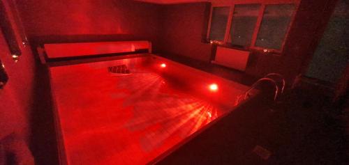 Uedesheim House | Relaxing Neusse Ferienwohnung with Pool for Family Fun