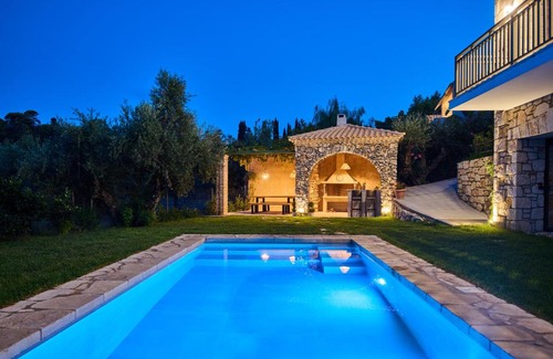 Akrotiri Villa | Exquisite Neva Villa: 4-Star Retreat with Ocean Views