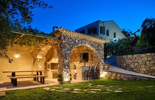 Akrotiri Villa | Exquisite Neva Villa: 4-Star Retreat with Ocean Views