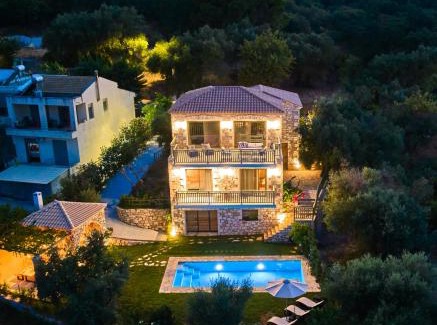 Akrotiri Villa | Exquisite Neva Villa: 4-Star Retreat with Ocean Views