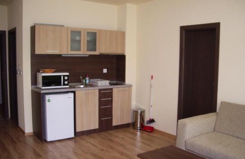 Pamporovo Apartment | Inviting Nevada Aparthotel with Hot Tub and Breakfast