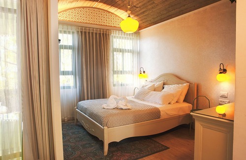 Neve Shalomm Hotel | Neve Shalom: Family-Friendly Retreat with Pool & Dining