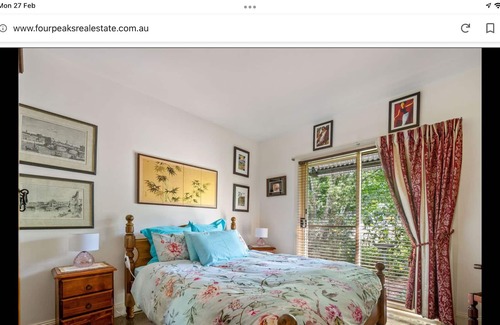 Tawonga South Apartment | Neverinn downstairs is in the heart of town, close to all your needs