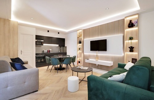 Quartier de la Porte-Saint-Denis Apartment | Elegant Éclat du Faubourg: Breakfast & Family Friendly
