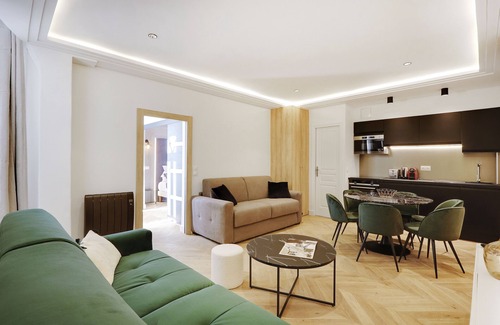 Quartier de la Porte-Saint-Denis Apartment | Elegant Éclat du Faubourg: Breakfast & Family Friendly