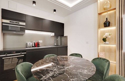 Quartier de la Porte-Saint-Denis Apartment | Elegant Éclat du Faubourg: Breakfast & Family Friendly