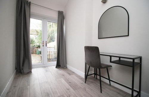 Penylan Apartment | Cozy 1 Bed Flat by Roath Park with Street Parking