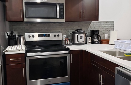 Southwest Edmonton House | Cozy 1-Bed Suite with Wifi, Kitchen & Netflix