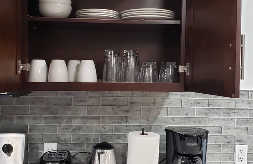 Southwest Edmonton House | Cozy 1-Bed Suite with Wifi, Kitchen & Netflix