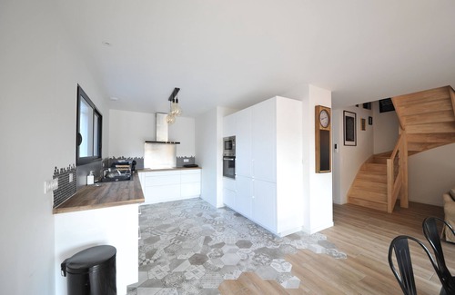 Leognan House | Relax in a New House with Jacuzzi and Pool for Six Guests