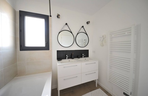 Leognan House | Relax in a New House with Jacuzzi and Pool for Six Guests