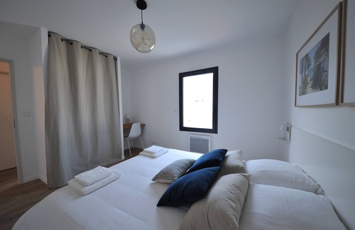 Leognan House | Relax in a New House with Jacuzzi and Pool for Six Guests