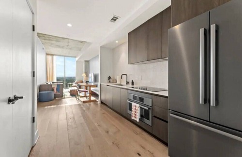 Rainey Street Historic District Condo | Relaxing 1BR Scenic Retreat with Rooftop Pool on Rainey St