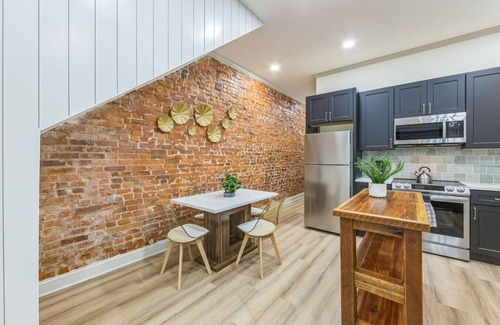 North Philadelphia West Apartment | New 2/2 Across from Fairmount Park | 10 Mins to DT