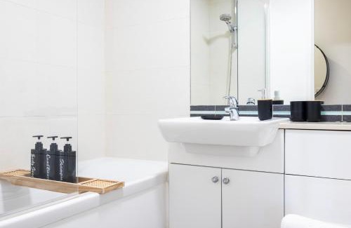 Whittington Apartment | Ideal 2 Bed 2 Bath Apartment for Long Stays & Contractors
