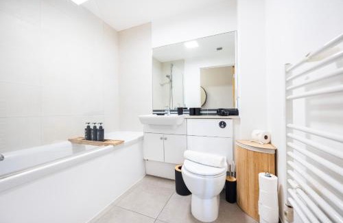 Whittington Apartment | Ideal 2 Bed 2 Bath Apartment for Long Stays & Contractors