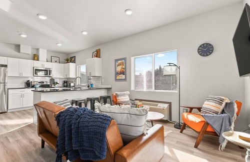 South Perry District Apartment | Modern 2 Bed 2 Bath Family Haven Near Perry District