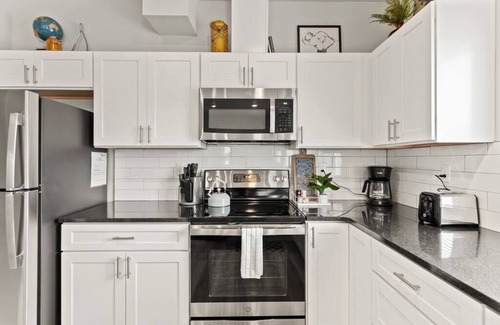 South Perry District Apartment | Modern 2 Bed 2 Bath Family Haven Near Perry District