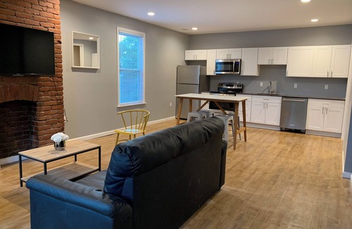 Pittsburgh House | New 2 Bed 2 Bath Apartment with Deck & Pet-Friendly Perks