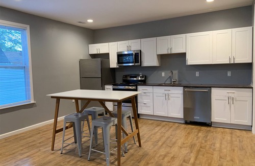 Pittsburgh House | New 2 Bed 2 Bath Apartment with Deck & Pet-Friendly Perks