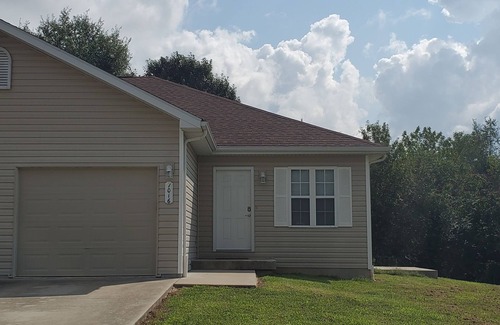 West Plains House | Neat 2 Bedroom Retreat Near Downtown with Family Amenities