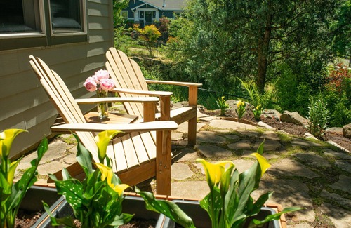 West Linn Apartment | Family-Friendly 2 Bedroom Retreat in West Linn with Pool