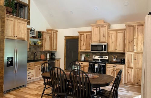 Drake House | Relaxing 2-Bedroom Retreat with Kitchen & Breakfast Included