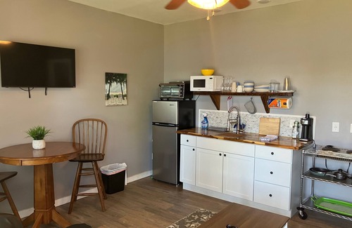 Southport Cottage | Dog-Friendly Deer Point Lake Retreat with Kayaks & EV Charger