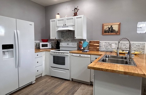 Southport Cottage | Dog-Friendly Deer Point Lake Retreat with Kayaks & EV Charger