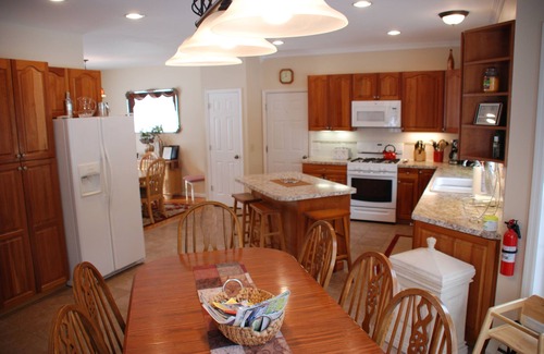 Warrensburg House | Exclusive Hotel with Private Pickleball Court & Ocean Views